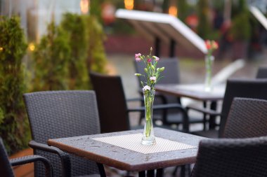 Açık hava kafeteryasında masa hazır. Yemek servisi..