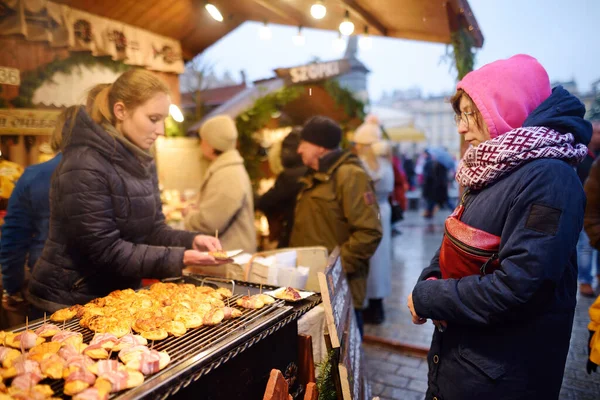 Krakow Poland November 2021 Young Woman Buying Traditional Poland Street — Stock Photo, Image