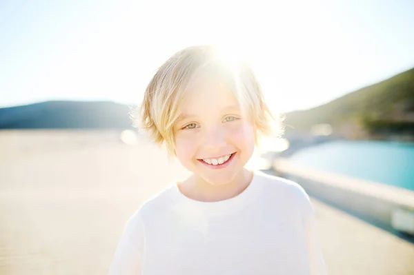 Porträtt Glada Leende Skolpojke Barn Sjövägen Sommarlovet Solig Dag Begreppet — Stockfoto