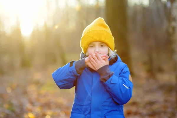 Child Warming Froze Hands Walk Forest Cold Autumn Day Preschooler — Foto Stock