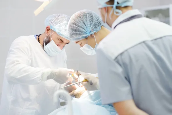 Chirurgové Zdravotní Sestra Během Stomatologické Operace Anestetizovaný Pacient Operačním Sále — Stock fotografie