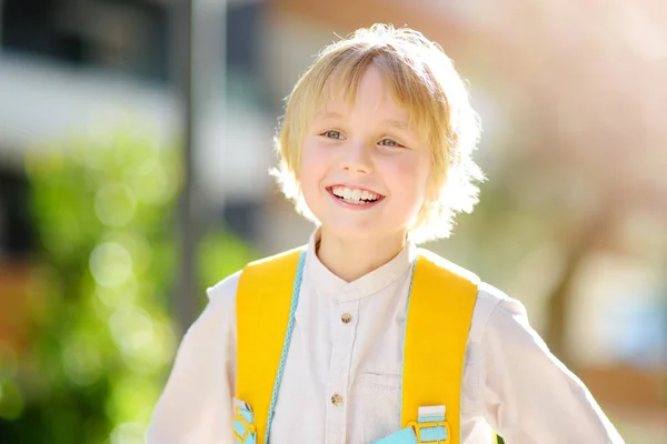 Little Schoolboy Joyfully Goes School Holiday Child Yard Schoolhouse Quality — Stockfoto