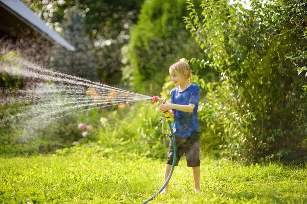 Divertido Niño Jugando Con Manguera Jardín Patio Trasero Soleado Niño — Foto de Stock