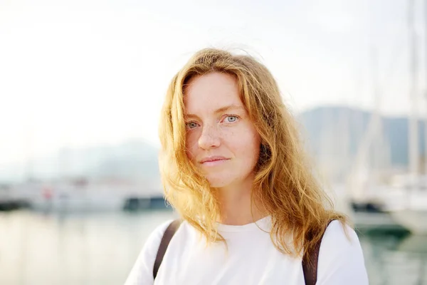 Portret Van Een Charmante Jonge Toeristische Vrouw Aan Middellandse Zee — Stockfoto