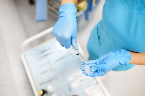 Female Surgeon Dialing Medicine Syringe Doctor Preparing Give Injection Patient — стоковое фото