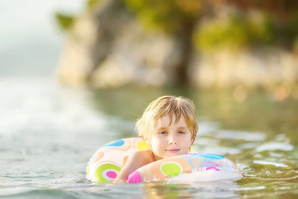 Ragazzino Nuotare Con Anello Galleggiante Colorato Mare Nella Soleggiata Giornata — Foto Stock