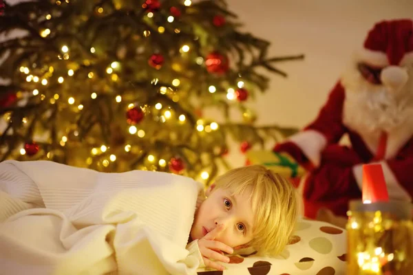 Menino Esperando Papai Noel Debaixo Árvore Véspera Natal Criança Está — Fotografia de Stock