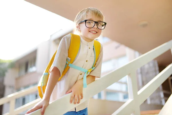 Smart Little Child Backpack Stairs School Building Quality Education Children — ストック写真