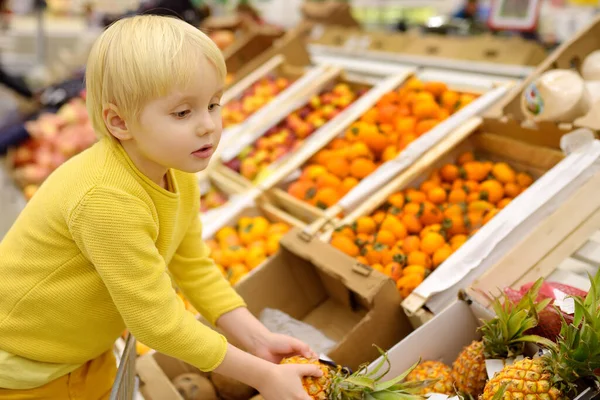 Cute Toddler Boy Food Store Supermarket Choosing Fresh Organic Pineapple — Fotografia de Stock