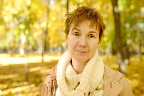 Close Autumn Portrait Mature European Woman Pretty Woman Short Haircut — Stockfoto