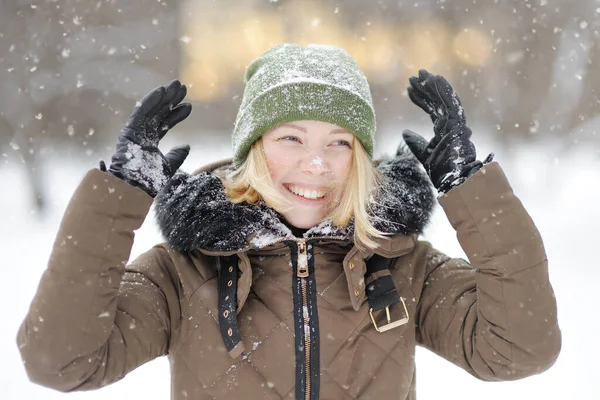 Young Beautiful Blonde Woman Having Fun City Park Heavy Snowfall — Zdjęcie stockowe