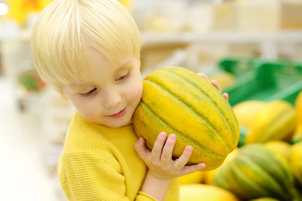 Cute Toddler Boy Food Store Supermarket Choosing Fresh Organic Melon — Stok fotoğraf