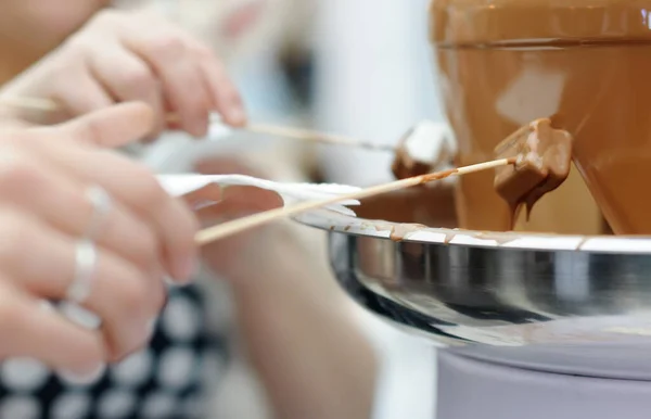 Woman Holding Marshmallow Frosting Its Chocolate Fondue Fountain Treats Holiday — Fotografia de Stock