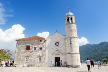 Perast, Karadağ - 27 Ağustos 2022: Turist, Balkan, Karadağ ve Avrupa 'daki Adriyatik Denizi' nin Boka Kotor Koyu 'ndaki (Boka Kotorska) Kaya ve Roma Katolik Kilisesi' ni ziyaret etti..