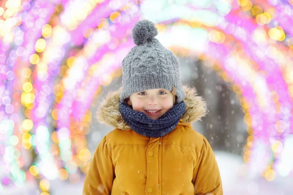 Menino Está Admirando Uma Grande Decoração Rua Brilhante Feira Natal — Fotografia de Stock