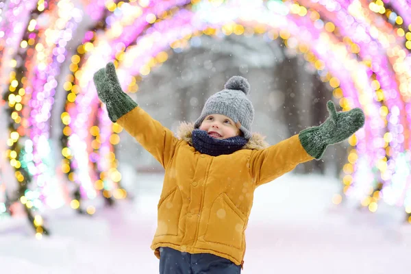 在圣诞节的集市上 小男孩正欣赏着一条闪闪发光的大街道装饰 传统城市的圣诞市场是露天的 现代都市节日装饰 节日快乐 — 图库照片