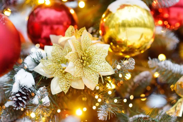 Ramo Albero Natale Artificiale Decorato Con Oro Palline Rosse Neve — Foto Stock