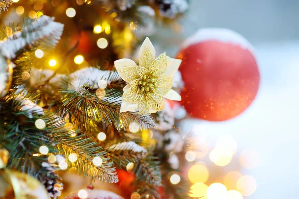 Rama Árbol Navidad Artificial Decorado Con Bolas Oro Rojo Nieve — Foto de Stock