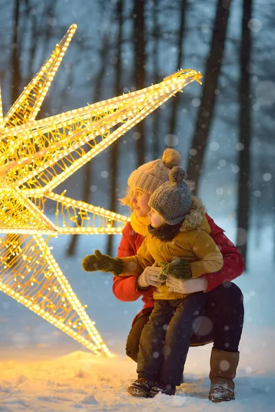 Liten Pojke Och Hans Mor Beundrar Stor Glödande Gata Dekoration — Stockfoto