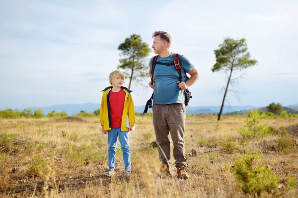 Nettes Schulkind Und Sein Reifer Vater Wandern Zusammen Auf Den — Stockfoto