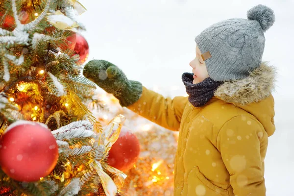 Niño Admirando Árbol Navidad Artificial Decorado Con Bolas Oro Rojo — Foto de Stock