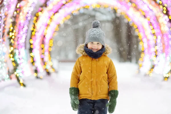 Mały Chłopiec Podziwia Dużą Świecącą Dekorację Uliczną Jarmarku Świątecznym Tradycyjny — Zdjęcie stockowe