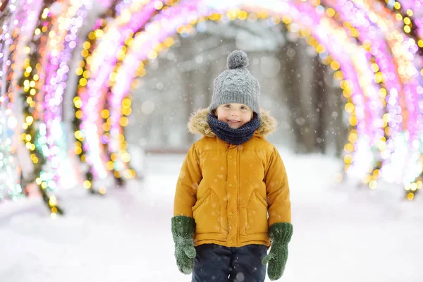 Kleine Jongen Bewondert Een Grote Gloeiende Straat Decoratie Kermis Traditionele — Stockfoto