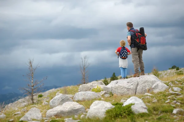 かわいい子供と彼の成熟した父親は山で一緒にハイキングし 自然を探索します 子供の学習サバイバルスキルとオリエンテーリング 子供のための冒険 スカウティング ハイキング観光の概念 — ストック写真