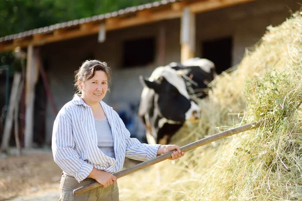 Gammal Kvinnlig Bonde Vänder Höet För Med Apitchfork Gårdens Bakgård — Stockfoto