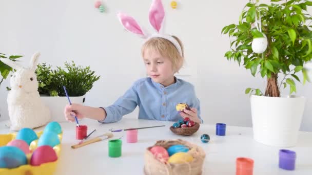 可爱的男孩为复活节假期彩蛋 准备假期对孩子们来说是件乐事 快乐的孩子在家里 幼儿园或学校庆祝复活节 — 图库视频影像