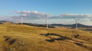 Yenilenebilir enerji üretimi için enerji santrallerinin insansız hava aracı videosu. Güneşli yaz gününde yel değirmenleri. Jenerasyon elektriği için yüksek rüzgar türbinleri. Yeşil enerji kavramı.