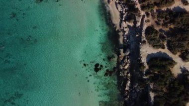 Kıbrıs Rum Kesimi 'nin Akamas Yarımadası Ulusal Parkı' ndaki Afrodit Patikası yakınlarındaki Akdeniz ve kayalık sahilin insansız hava aracı görüntüsü. Kıbrıs 'ın Polis kenti yakınlarındaki ünlü turizm beldesi