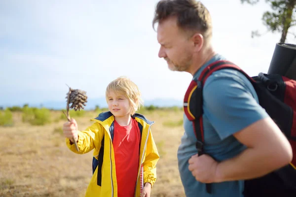 Nettes Schulkind Und Sein Reifer Vater Wandern Zusammen Und Erkunden — Stockfoto
