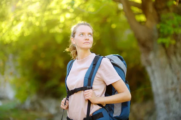 Jonge Vrouw Aan Het Wandelen Het Platteland Concepten Van Avontuur — Stockfoto