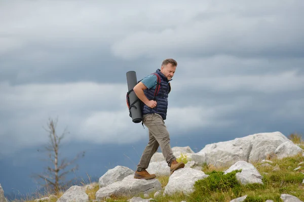 成熟した男は山の上でハイキング 極端な生存 オリエンテーリングの概念 一人旅 バックパッキング旅行 — ストック写真