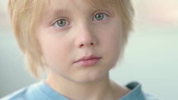 Close Portret Van Verdrietig Attent Schoolgaande Kind Leuke Jongen Met — Stockvideo