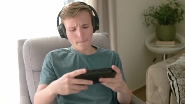 Adolescent Joue Une Console Jeu Portable Adolescent Assoit Sur Une — Video