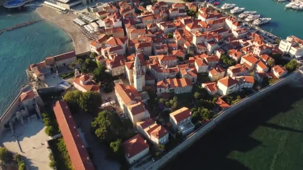 モンテネグロのブドヴァの古代都市のパノラマの夕日の空中ドローンビュー 赤い屋根の古い中世の町 絵のようなコトル湾 アドリア海の海岸 ブドヴァはモンテネグロで最も人気のあるリゾートタウンです — ストック動画
