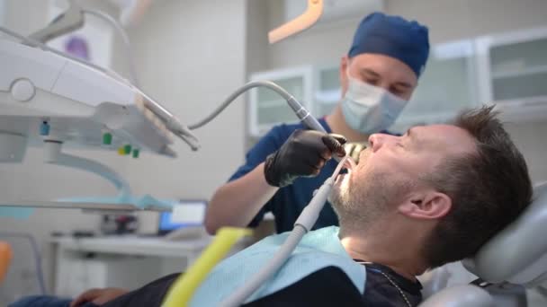 Tandläkare Och Patient Vårdcentralen Läkaren Gör Professionell Munhygien För Tänderna — Stockvideo