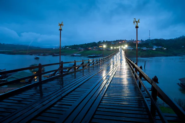 Drewno most nocą — Zdjęcie stockowe