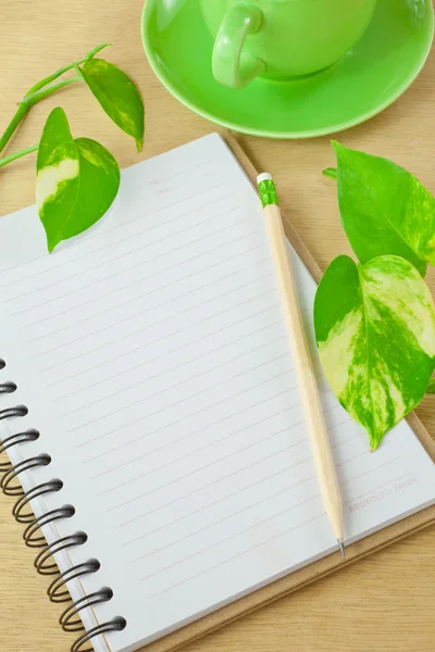 Recycle notebook en houten potlood — Stockfoto