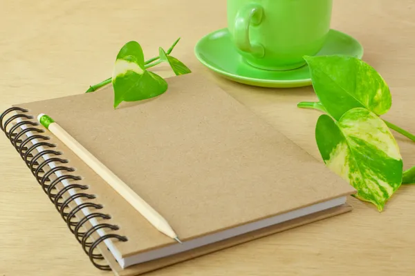 Recycle notebook en houten potlood — Stockfoto