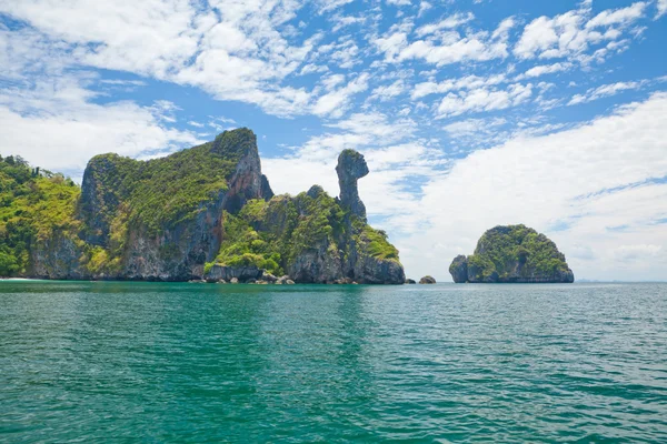 Praia com pedras grandes — Fotografia de Stock