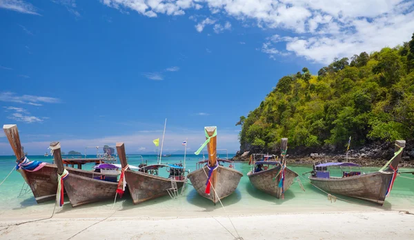 Barcos y el mar despejado —  Fotos de Stock