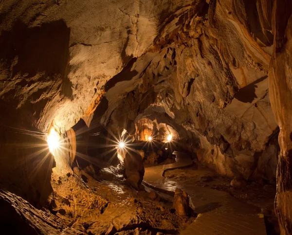 Beleuchtung in der Höhle — Stockfoto