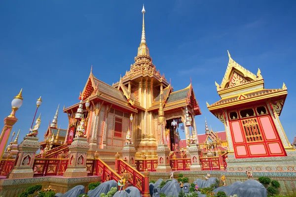 Thailändische königliche Beerdigung und Tempel — Stockfoto