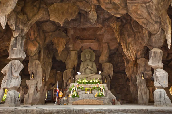 Bild buddha i grotta — Stockfoto