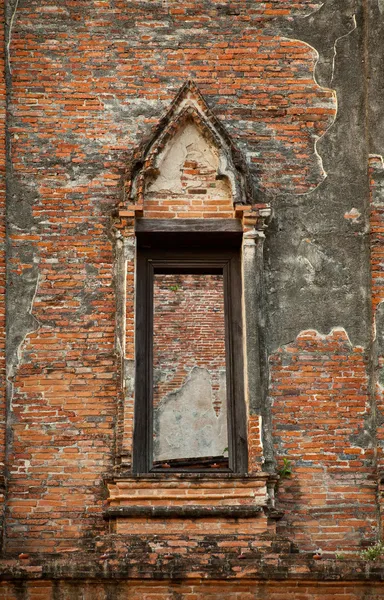 Ziegelwand mit Fenster — Stockfoto