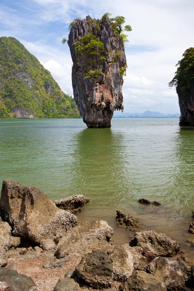 Schöne tropische große Steine — Stockfoto