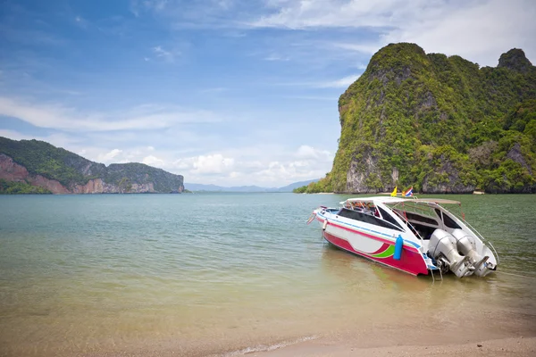 Speed boat in tropical sea — Stock Photo, Image